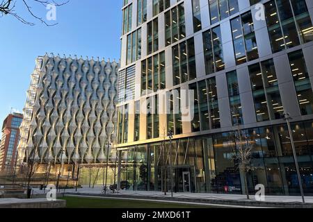 Bâtiment de l'ambassade américaine (L) à côté de Penguin Random House UK (R) dans les jardins de l'ambassade à neuf Elms au sud de Londres, Royaume-Uni. Janvier 2023. Banque D'Images