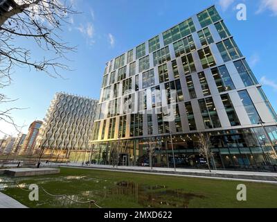 Bâtiment de l'ambassade américaine (L) à côté de Penguin Random House UK (R) dans les jardins de l'ambassade à neuf Elms au sud de Londres, Royaume-Uni. Janvier 2023. Banque D'Images