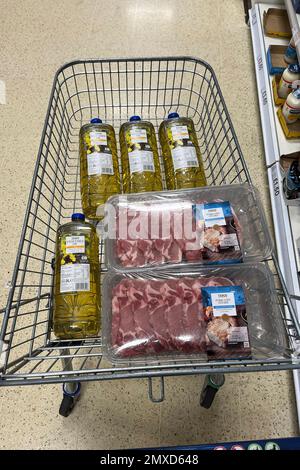 Tesco trolley avec de la viande et de l'huile pour une petite entreprise. Oxford. ROYAUME-UNI. Janvier 2023. Banque D'Images