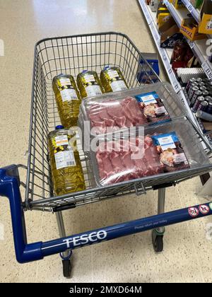 Tesco trolley avec de la viande et de l'huile pour une petite entreprise. Oxford. ROYAUME-UNI. Janvier 2023. Banque D'Images