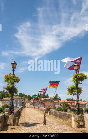 Le pont de pierre traversant la Vienne à Confolens dans la Charente Limousine du département de la Charente, sud-ouest de la France Banque D'Images