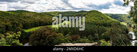 Rivière Thaya méandre avec de petites prairies et collines couvertes de forêt au-dessus du point de vue d'Ubersteieg dans le parc national de Thayatal en Autriche près des frontières avec Banque D'Images