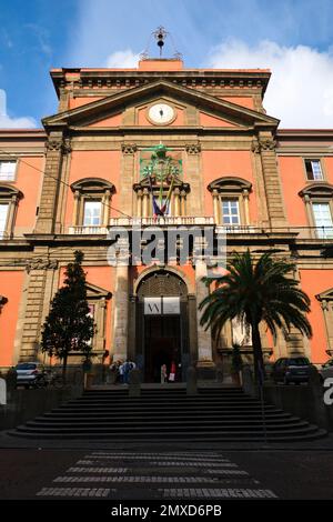 Vue sur la façade traditionnelle baroque rouge de l'entrée. Au Musée archéologique, Museo Archeologico Nazionale di Napoli, à Naples, Italie. Banque D'Images