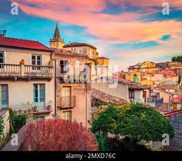 Сharm des anciennes villes d'Europe. Magnifique paysage urbain de la ville de Novara di Sicilia. Lever de soleil de printemps coloré en Sicile, en Italie, en Europe. Beau millepertuis Banque D'Images