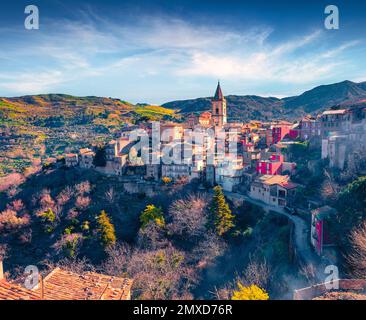 Сharm des anciennes villes d'Europe. Magnifique paysage urbain de la ville de Novara di Sicilia. Scène de printemps étonnante de la Sicile, de l'Italie, de l'Europe. Un monde magnifique o Banque D'Images