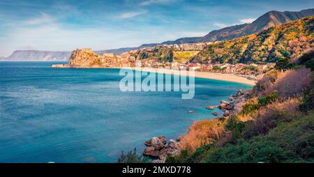 Photographie aérienne de paysage. Vue matinale ensoleillée de la ville de Scilla avec le château de Ruffo en arrière-plan, Calabre, Italie, Europe. Paysage marin d'été attrayant o Banque D'Images