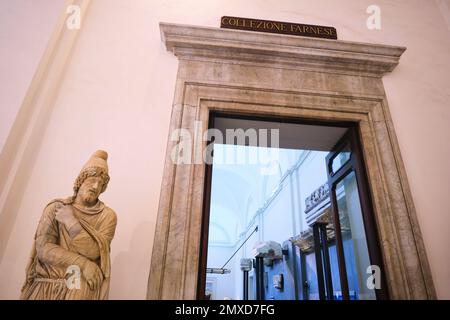 La porte d'entrée de la célèbre collection Farnese d'anciennes sculptures en marbre. Au Musée archéologique, Museo Archeologico Nazionale di Napoli, in Banque D'Images