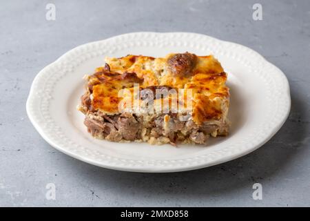 Tave kosi est un plat national albanais d'agneau et de riz cuits au four avec yaourt en gros plan dans une casserole sur la table. vue horizontale du dessus. Nom turc Banque D'Images