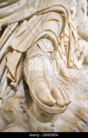 Vue détaillée d'un santal ouvert, partie de la sculpture de marbre blanc Farnese Bull. Fait partie de la collection de sculptures farnese au musée archéologique, Banque D'Images