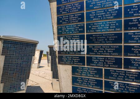 Le nom des soldats morts lors de la libération de la Normandie pendant la Seconde Guerre mondiale, affiché au Centre Juno Beach Banque D'Images