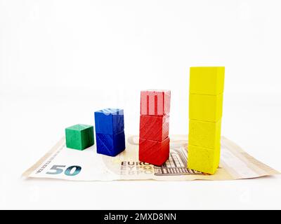 Motif abstrait avec 3D cubes en bois colorés. Derrière l'image, un billet de 50 euros. Fond blanc pour l'écriture Banque D'Images