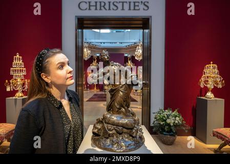 Christie’s, Londres, Royaume-Uni. 3 février 2023. Aperçu de la vente le 9th février comprenant 266 lots couvrant 19th Century et Old Master peintures, y compris un groupe remarquable de peintures pour chiens, meubles fins, horloges, porcelaine, argent, ameublement et éclairage. Image: Après Claude-Augustin Cayot (1667-1772), Français, première moitié du 18th siècle, la mort de Dido, estimation £ 80 000 – £ 120 000. Crédit : Malcolm Park/Alay Live News. Banque D'Images