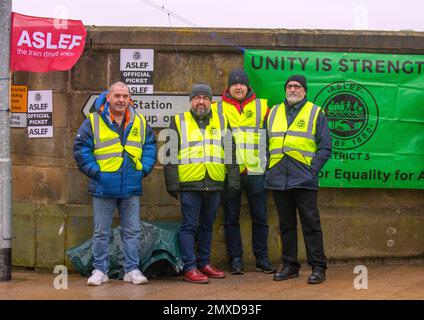 Preston, Lancashuire. Météo Royaume-Uni. 3 févr. 2023. Les membres du syndicat des conducteurs de train ASLEF sont en grève à Preston, au Royaume-Uni. Ayant déjà appelé sept grèves d'un jour. Mick Lynch, secrétaire général du RMT, a déclaré : « nos négociations se poursuivront avec les opérateurs ferroviaires pour créer un paquet sur les emplois, les conditions et les salaires qui peuvent être offerts à nos membres. » Crédit; MediaWorldImages/AlamyLiveNews Banque D'Images