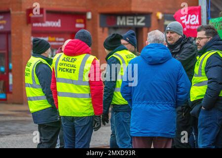 Preston, Lancashuire. Météo Royaume-Uni. 3 févr. 2023. Les membres du syndicat des conducteurs de train ASLEF sont en grève à Preston, au Royaume-Uni. Ayant déjà appelé sept grèves d'un jour. Mick Lynch, secrétaire général du RMT, a déclaré : « nos négociations se poursuivront avec les opérateurs ferroviaires pour créer un paquet sur les emplois, les conditions et les salaires qui peuvent être offerts à nos membres. » Crédit; MediaWorldImages/AlamyLiveNews Banque D'Images