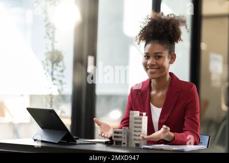 Femme d'affaires asiatique faisant une affaire pour acheter une maison ou un appartement à l'intérieur du bureau, concept d'assurance maison Banque D'Images