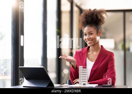 Femme d'affaires asiatique faisant une affaire pour acheter une maison ou un appartement à l'intérieur du bureau, concept d'assurance maison Banque D'Images