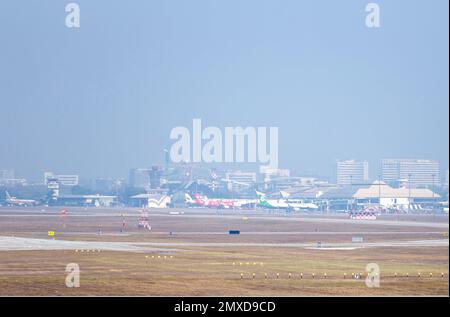 Chiang Mai, Thaïlande. 02nd févr. 2023. Vue de l'aéroport international de Chiang Mai (CNX) au milieu d'une couverture dense de smog à Chiang Mai la pollution de l'air est un problème qui touche généralement le nord de la Thaïlande. La pollution entraîne une augmentation des problèmes de santé au sein de la population locale. Crédit : SOPA Images Limited/Alamy Live News Banque D'Images