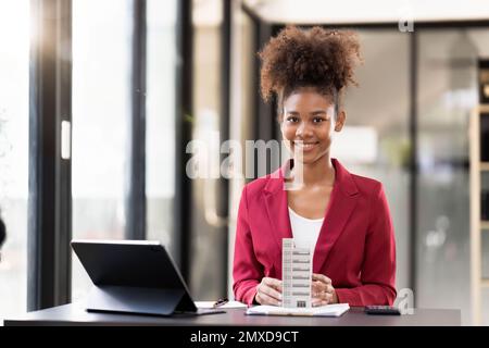 Femme d'affaires asiatique faisant une affaire pour acheter une maison ou un appartement à l'intérieur du bureau, concept d'assurance maison Banque D'Images
