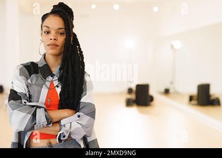 Image d'une danseuse afro-américaine de hip-hop posant à la caméra avec un espace de copie. Danse, rythme, mouvement et concept d'entraînement. Banque D'Images