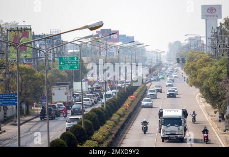 Chiang Mai, Thaïlande. 02nd févr. 2023. Les gens se déplacer le long d'une route au milieu du smog à Chiang Mai. La pollution de l'air est un problème qui touche généralement le nord de la Thaïlande. La pollution entraîne une augmentation des problèmes de santé au sein de la population locale. (Photo de Pongmanat Tasiri/SOPA Images/Sipa USA) crédit: SIPA USA/Alay Live News Banque D'Images