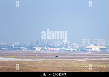 Chiang Mai, Thaïlande. 02nd févr. 2023. Vue de l'aéroport international de Chiang Mai (CNX) au milieu d'une couverture dense de smog à Chiang Mai la pollution de l'air est un problème qui touche généralement le nord de la Thaïlande. La pollution entraîne une augmentation des problèmes de santé au sein de la population locale. (Photo de Pongmanat Tasiri/SOPA Images/Sipa USA) crédit: SIPA USA/Alay Live News Banque D'Images