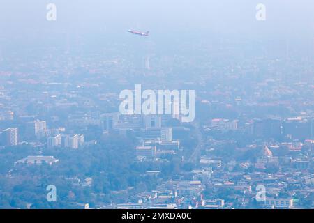 Chiang Mai, Thaïlande. 02nd févr. 2023. Avion AirAsia survolant une couverture dense de smog à Chiang Mai. La pollution de l'air est un problème qui touche généralement le nord de la Thaïlande. La pollution entraîne une augmentation des problèmes de santé au sein de la population locale. (Photo de Pongmanat Tasiri/SOPA Images/Sipa USA) crédit: SIPA USA/Alay Live News Banque D'Images