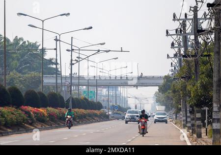 Chiang Mai, Thaïlande. 02nd févr. 2023. Les gens se déplacer le long d'une route au milieu du smog à Chiang Mai. La pollution de l'air est un problème qui touche généralement le nord de la Thaïlande. La pollution entraîne une augmentation des problèmes de santé au sein de la population locale. (Photo de Pongmanat Tasiri/SOPA Images/Sipa USA) crédit: SIPA USA/Alay Live News Banque D'Images