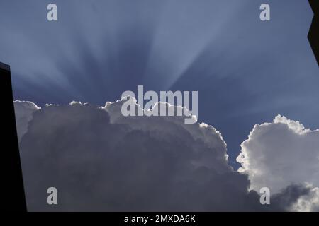 Le soleil qui brille de derrière les nuages dans l'après-midi Banque D'Images