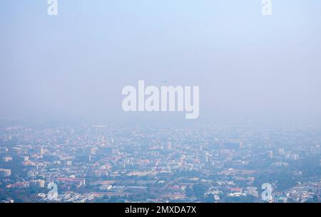 Chiang Mai, Thaïlande. 02nd févr. 2023. Avion de Bangkok Airways survolant une couverture dense de smog à Chiang Mai. La pollution de l'air est un problème qui touche généralement le nord de la Thaïlande. La pollution entraîne une augmentation des problèmes de santé au sein de la population locale. (Photo de Pongmanat Tasiri/SOPA Images/Sipa USA) crédit: SIPA USA/Alay Live News Banque D'Images