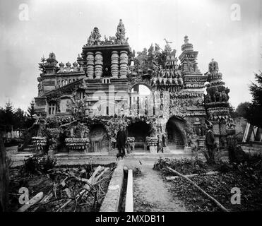 Ferdinand Cheval devant son Palais Idéal. Musée : COLLECTION PRIVÉE. Auteur: ANONYME. Banque D'Images