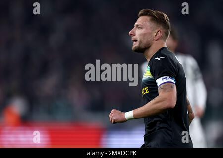 Ciro Immobile de SS Lazio regarde pendant le match quart de finale de Coppa Italia entre Juventus FC et SS Lazio au stade Allianz sur 2 février 2023 à Turin, Italie . Banque D'Images