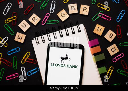 Pologne. 23rd janvier 2023. Dans cette illustration, le logo de la banque Lloyds est affiché sur un smartphone. (Credit image: © Mateusz Slodkowski/SOPA Images via ZUMA Press Wire) USAGE ÉDITORIAL SEULEMENT! Non destiné À un usage commercial ! Banque D'Images