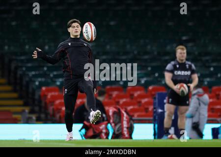 Cardiff, Royaume-Uni. 03rd févr. 2023. Louis Rees-Zammit du pays de Galles pendant la course du capitaine de l'équipe de rugby du pays de Galles au stade de la Principauté de Cardiff, le vendredi 3rd février 2023, avant le match des six nations de demain contre l'Irlande. photo par Andrew Orchard/Andrew Orchard sports photographie/ Alamy Live News crédit: Andrew Orchard sports photographie/Alamy Live News Banque D'Images