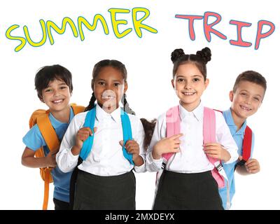 Des enfants heureux en uniforme scolaire sur fond blanc. Voyage d'été Banque D'Images