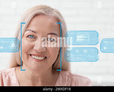 Système de reconnaissance faciale. Femme mature avec cadre du scanner sur le visage et informations Banque D'Images