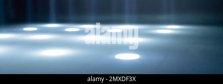 rayons de lumière flous sur l'étage de la discothèque. projecteurs au néon bleu blanc. lignes laser et effet d'éclairage. scène vide de nuit en studio avec néon r Banque D'Images