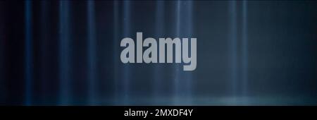 rayons de lumière flous sur l'étage de la discothèque. projecteurs au néon bleu blanc. lignes laser et effet d'éclairage. scène vide de nuit en studio avec néon r Banque D'Images