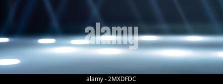 rayons de lumière flous sur l'étage de la discothèque. projecteurs au néon bleu blanc. lignes laser et effet d'éclairage. scène vide de nuit en studio avec néon r Banque D'Images