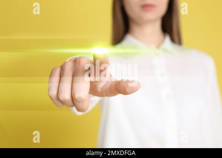 Femme appuyant sur le bouton sur l'écran virtuel, gros plan Banque D'Images