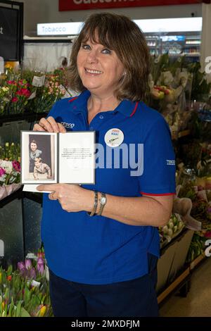 Cornwall, royaume-uni, 02/02/2023, carte du roi Charles remerciant la travailleuse de Tesco pour son livre de condoléances après la mort de la reine, Tesco Helston Cornwall, a permis à Nikki Walker de placer un livre de condoléances dans le foyer, elle a reçu une carte signée du roi Charles la remerciant et Tesco Credit: kathleen White/Alamy Live News Banque D'Images