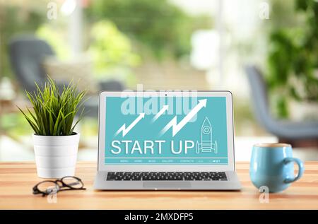 Concept métier de démarrage. Lieu de travail avec ordinateur portable au bureau Banque D'Images