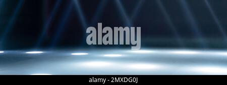 rayons de lumière flous sur l'étage de la discothèque. projecteurs au néon bleu blanc. lignes laser et effet d'éclairage. scène vide de nuit en studio avec néon r Banque D'Images