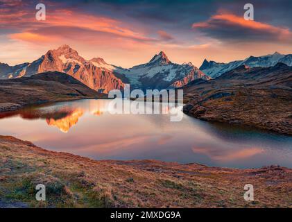 Vue étonnante du lac Bachalp (Bachalpsee), en Suisse. Impressionnant lever de soleil d'automne dans les Alpes suisses, Grindelwald, Oberland bernois, Europe. Être Banque D'Images