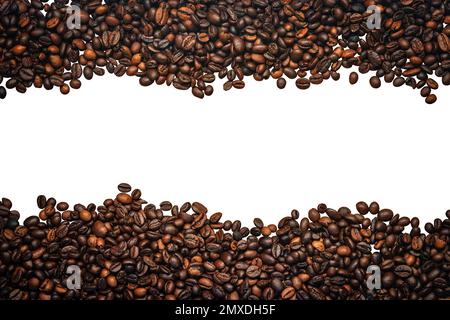 Grand groupe de grains de café torréfiés isolés sur fond blanc avec espace de copie. Composition horizontale. Banque D'Images