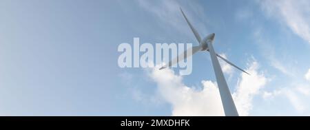 parc éolien ou ferme de moulin à vent de bannière floue, avec des éoliennes à fort vent pour la production d'électricité. Concept de production d'énergie verte. Les développeurs durables Banque D'Images