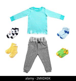 Ensemble avec différents vêtements pour bébé sur fond blanc Banque D'Images