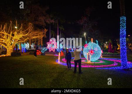 Chiang Mai, Thaïlande. 02nd févr. 2023. Les visiteurs apprécient le spectacle lumineux de « Flora Wonderlust 2023 » lors du festival des fleurs de Chiang Mai 2023 au parc public de Suan Buak Haad. Le Festival des fleurs de Chiang Mai est en cours depuis plus de 45 ans et célèbre les belles fleurs en pleine floraison pendant cette période. Le festival dure plus de 3 jours au début du mois de février chaque année et attire des milliers de visiteurs à Chiang Mai. Crédit : SOPA Images Limited/Alamy Live News Banque D'Images