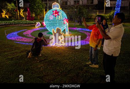 Chiang Mai, Thaïlande. 02nd févr. 2023. Les visiteurs prennent des photos avec le spectacle illuminé « Flora Wonderlust 2023 » lors du festival des fleurs de Chiang Mai 2023 au parc public de Suan Buak Haad. Le Festival des fleurs de Chiang Mai est en cours depuis plus de 45 ans et célèbre les belles fleurs en pleine floraison pendant cette période. Le festival dure plus de 3 jours au début du mois de février chaque année et attire des milliers de visiteurs à Chiang Mai. Crédit : SOPA Images Limited/Alamy Live News Banque D'Images