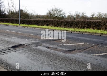 Pot Holes Pothole in Road A414 Church Langley Roundabout Harlow Essex Banque D'Images