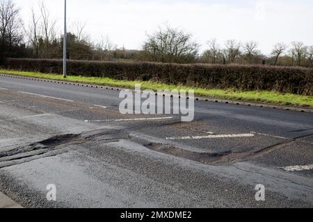 Pot Holes Pothole in Road A414 Church Langley Roundabout Harlow Essex Banque D'Images